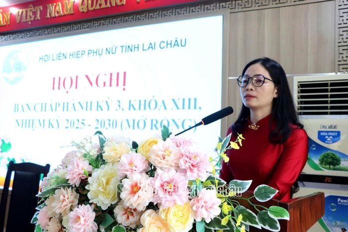 Đồng chí Trần Thị Hồng Nhung - Phó Chủ tịch Thường trực Hội LHPN tỉnh thông báo nhanh kết quả Đại hội đại biểu Phụ nữ toàn quốc lần thứ XIV.