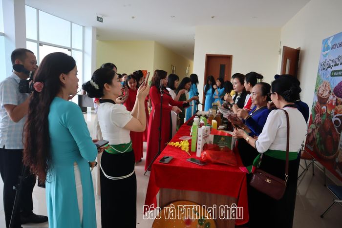 Đại biểu tham quan gian hàng trưng bày sản phẩm và xem trình diễn 1 phiên livestream mẫu.