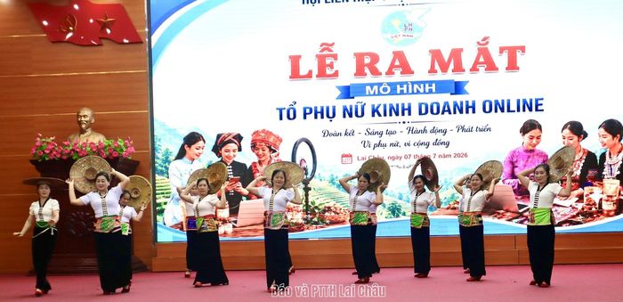 Văn nghệ chào mừng.