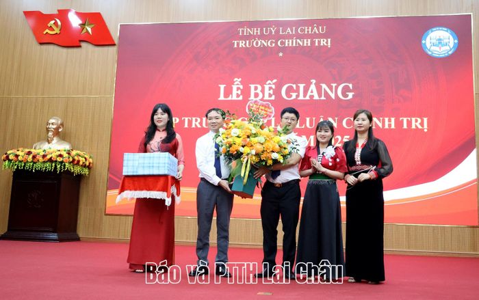 Đại diện Ban Cán sự lớp Trung cấp Lý luận chính trị khóa 3 năm 2025 tặng hoa tri ân tập thể nhà trường.