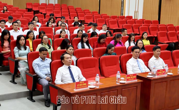 Quang cảnh buổi lễ bế giảng.