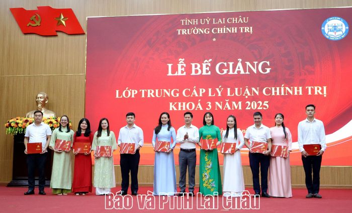 Đồng chí Lý Vần Tải - Phó Trưởng Ban Tuyên giáo và Dân vận Tỉnh ủy trao bằng tốt nghiệp cho các học viên đã hoàn thành khóa học.