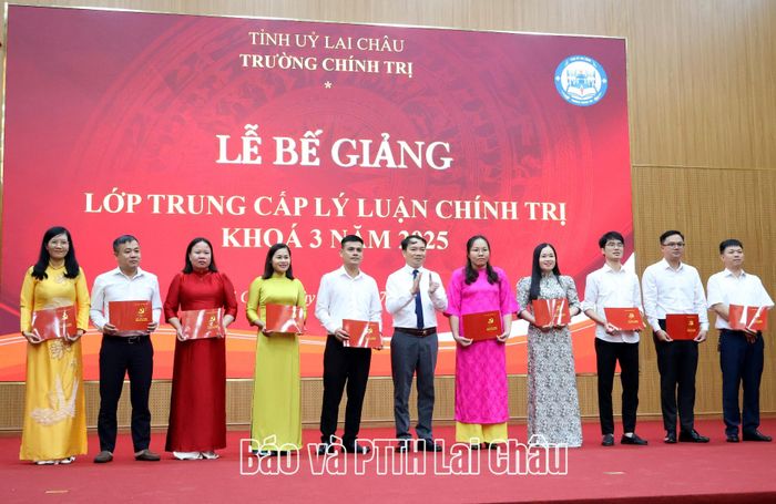 Đồng chí Lê Chí Công - Ủy viên Ban Chấp hành Đảng bộ tỉnh, Hiệu trưởng Trường Chính trị tỉnh trao bằng tốt nghiệp cho các học viên hoàn thành khóa học.