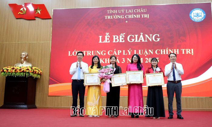 Ban Giám hiệu Trường Chính trị tỉnh tặng giấy khen cho các học viên có thành tích xuất sắc trong rèn luyện và học tập.