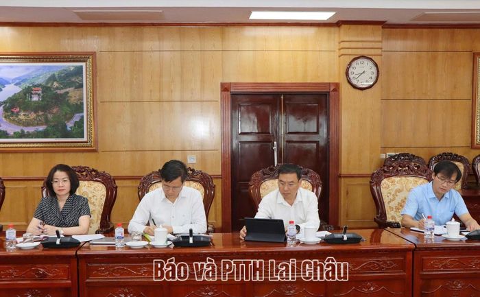 Đại biểu dự phiên họp.