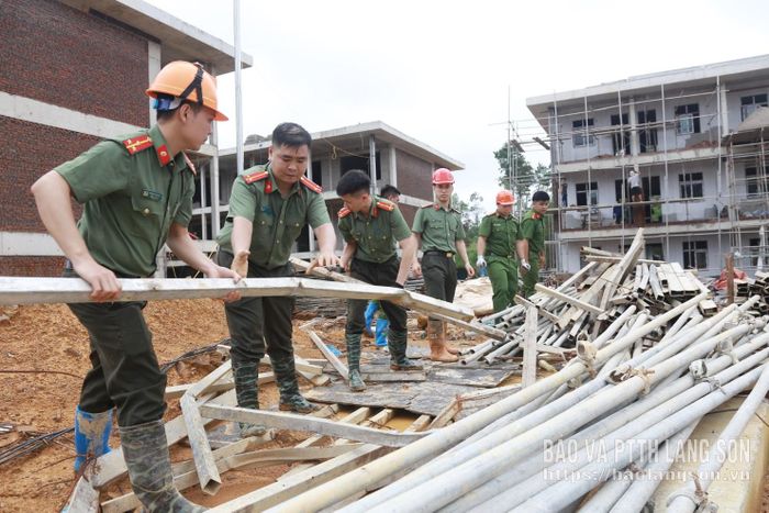 Thanh niên Công an tỉnh tham gia hỗ trợ dọn dẹp tại công trình Trường phổ thông nội trú liên cấp Tiểu học và THCS Mẫu Sơn, xã Mẫu Sơn
