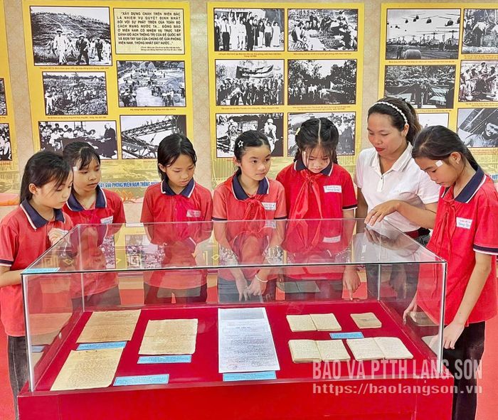 Học sinh Trường Tiểu học Đông Quan, xã Na Dương trong một buổi học trải nghiệm tại Bảo tàng tỉnh