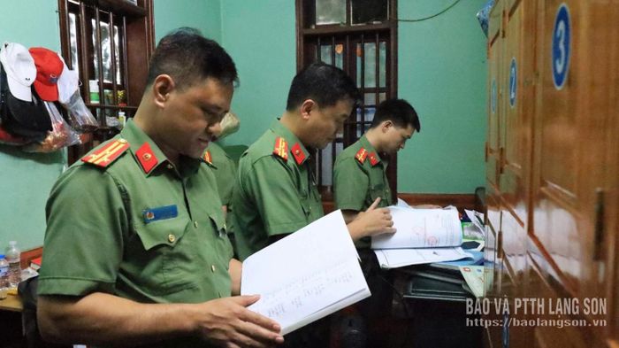 Lực lượng công an kiểm tra, thu giữ nhiều tài liệu, sổ sách và chứng cứ tại đền Công đồng Bắc Lệ phục vụ công tác điều tra