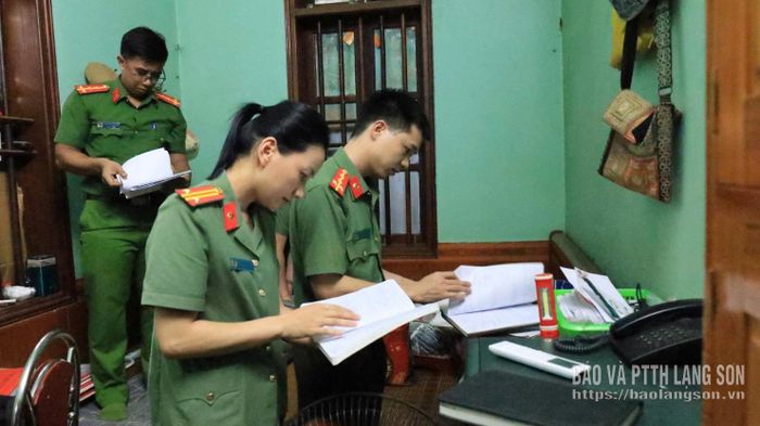 Lực lượng công an kiểm tra, thu giữ nhiều tài liệu, sổ sách và chứng cứ tại đền Công đồng Bắc Lệ phục vụ công tác điều tra