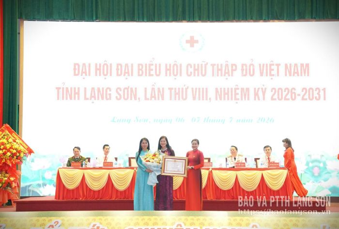 Thừa ủy quyền của Chủ tịch nước, lãnh đạo Trung ương Hội Chữ thập đỏ Việt Nam và lãnh đạo Tỉnh ủy trao tặng Huân chương Lao động hạng Nhì cho cá nhân tại đại hội