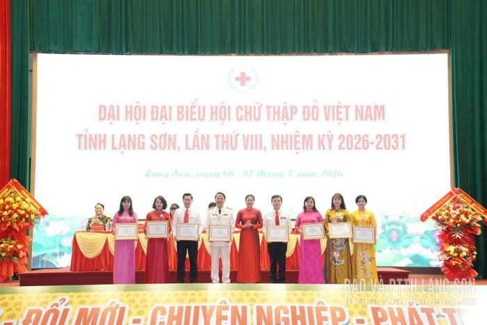 Lãnh đạo Trung ương Hội Chữ thập đỏ Việt Nam trao Bằng khen cho các tập thể, cá nhân có thành tích xuất sắc trong công tác hội và hoạt động nhân đạo nhiệm kỳ 2022 - 2027