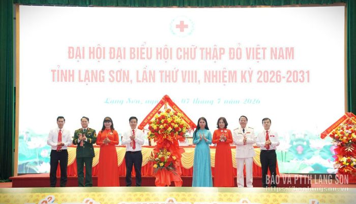 Đồng chí Đoàn Thu Hà, Phó Bí thư Tỉnh ủy, Trưởng Đoàn đại biểu Quốc hội tỉnh, Chủ tịch Ủy ban MTTQ Việt Nam tỉnh tặng hoa chúc mừng đại hội