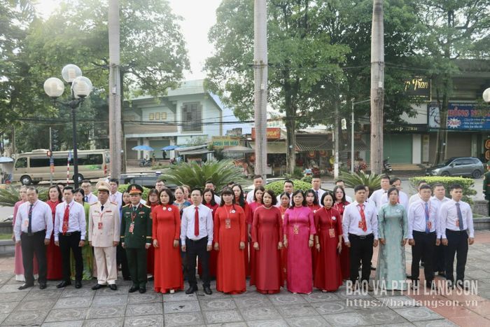 Các đại biểu dâng hương tại Khuôn viên lưu niệm Chủ tịch Hồ Chí Minh