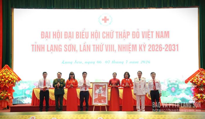 Lãnh đạo Trung ương Hội Chữ thập đỏ Việt Nam tặng quà chúc mừng đại hội