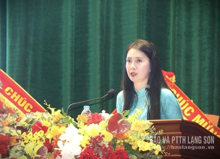 Đồng chí Đoàn Thu Hà, Phó Bí thư Tỉnh ủy, Trưởng Đoàn đại biểu Quốc hội tỉnh, Chủ tịch Ủy ban MTTQ Việt Nam tỉnh phát biểu tại đại hội