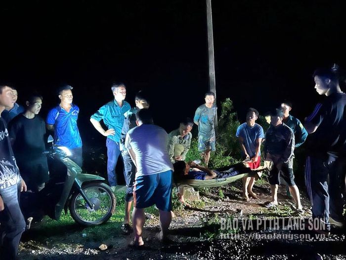 Cán bộ Ban CHQS xã Quan Sơn và lực lượng dân quân xã cùng nhân dân tham gia ứng cứu nạn nhân bị tai nạn giao thông lên khỏi vực sâu
