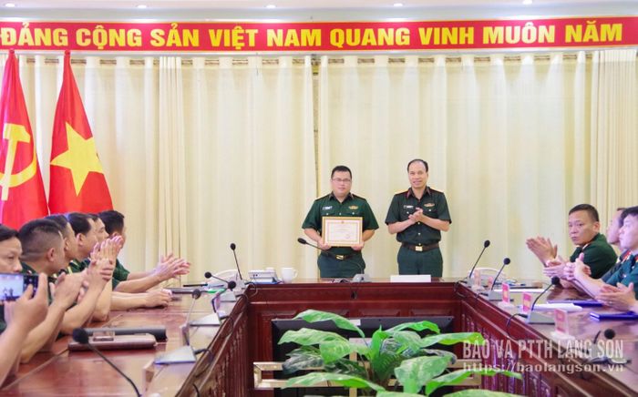 Thủ trưởng Bộ CHQS tỉnh tặng giấy khen cho tập thể Ban CHQS xã Quan Sơn