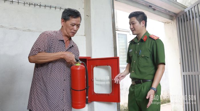 Đoàn kiểm tra tại điểm chữa cháy công cộng ở ngõ 617, đường Bà Triệu, thuộc khối 14, phường Đông Kinh 