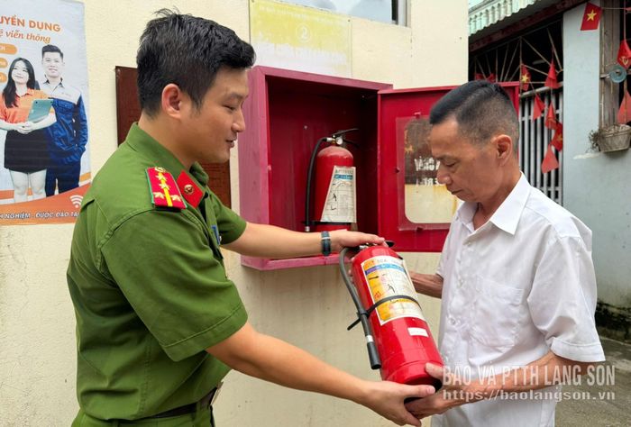 Đoàn kiểm tra tại điểm chữa cháy công cộng ở ngõ 205, đường Nguyễn Du, thuộc khối 13, phường Đông Kinh