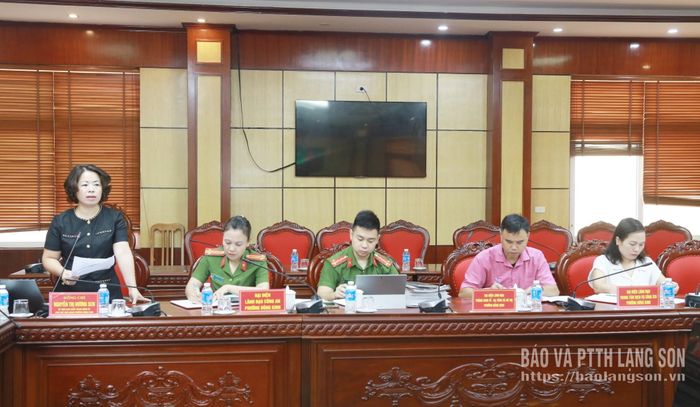 Lãnh đạo UBND phường Đông Kinh báo cáo các nội dung tại cuộc kiểm tra