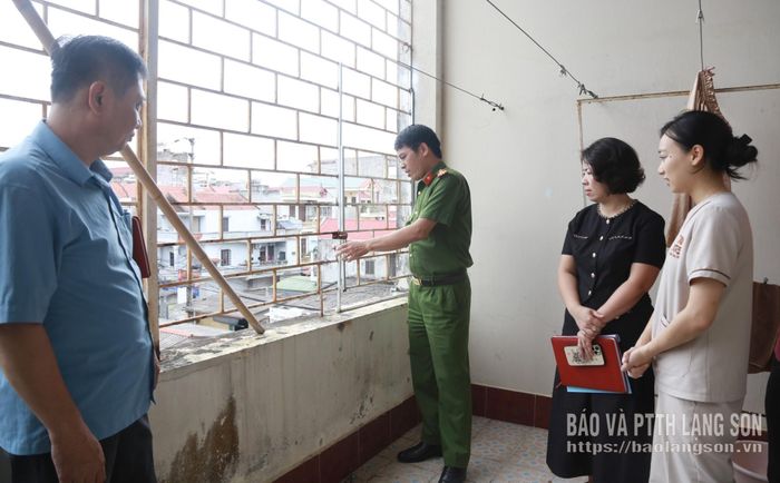 Đoàn kiểm tra khu vực cửa thoát kiểm tại cơ sở dưỡng sinh gia đình, số 177, đường Chu Văn An, khối 3, phường Đông Kinh