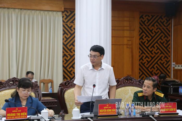 Đồng chí Giám đốc Báo và Phát thanh, Truyền hình tỉnh phát biểu trao đổi thảo luận tại hội nghị