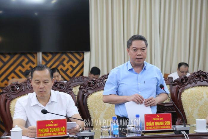 Đồng chí Phó Chủ tịch UBND tỉnh phát biểu thảo luận phương án xóa nhà tạm, nhà dột nát trên địa bàn tỉnh