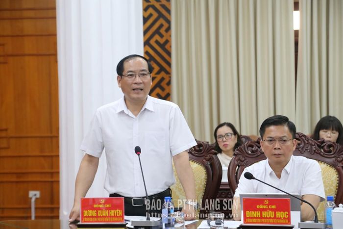 Đồng chí Phó Chủ tịch Thường trực HĐND tỉnh phát biểu trao đổi về công tác xóa nhà tạm, nhà dột nát trên địa bàn tỉnh