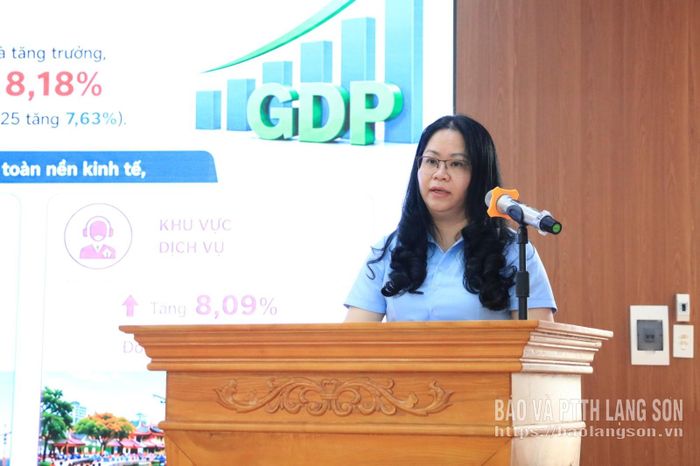 Lãnh đạo Thống kê tỉnh báo cáo về tình hình kinh tế - xã hội 6 tháng đầu năm 2026