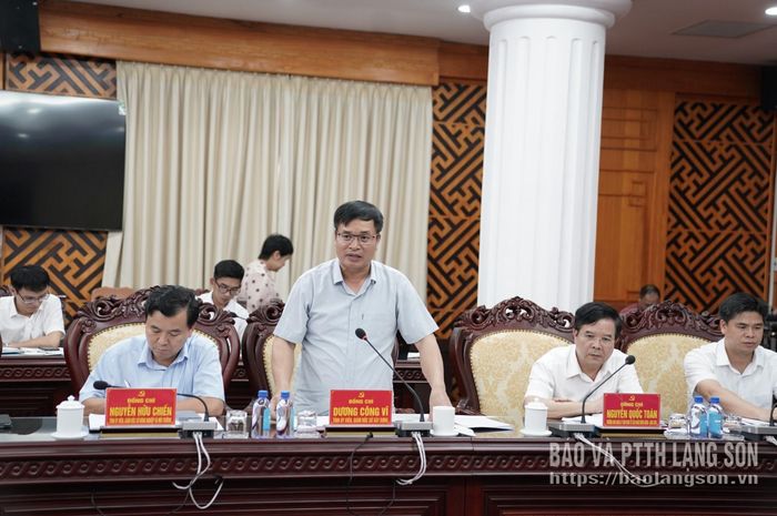 Lãnh đạo Sở Xây dựng báo cáo tiến độ thực hiện công việc được giao tại hội nghị