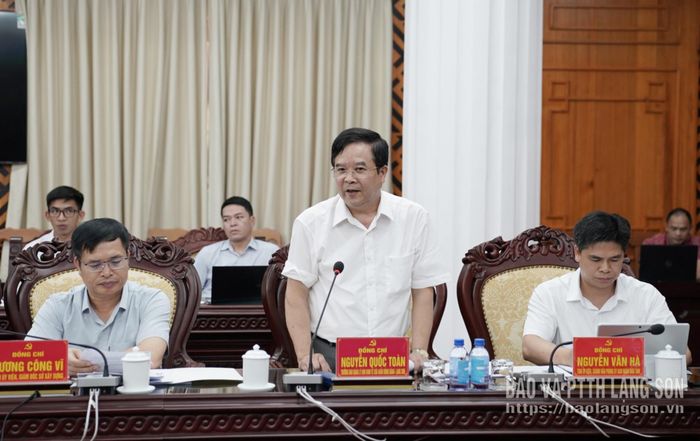 Lãnh đạo Ban Quản lý khu kinh tế cửa khẩu Đồng Đăng - Lạng Sơn báo cáo tiến độ thực hiện các công việc liên quan đến Đề án tại hội nghị