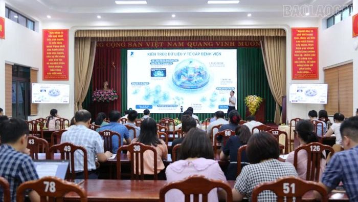 Chuyên gia về chuyển đổi số, trí tuệ nhân tạo (AI) Tập đoàn VNPT chia sẻ kinh nghiệm tại lớp tập huấn.