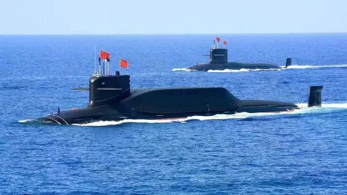 Tàu ngầm hạt nhân mang tên lửa đạn đạo lớp Type 094A Jin của Hải quân Quân Giải phóng Nhân dân Trung Quốc (PLA) trong một cuộc trình diễn quân sự trên Biển Đông, ngày 12/4/2018. (Ảnh: Reuters)