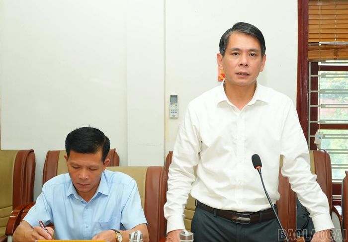 Lãnh đạo phường Sa Pa báo cáo kết quả triển khai chương trình mục tiêu quốc gia trên địa bàn.