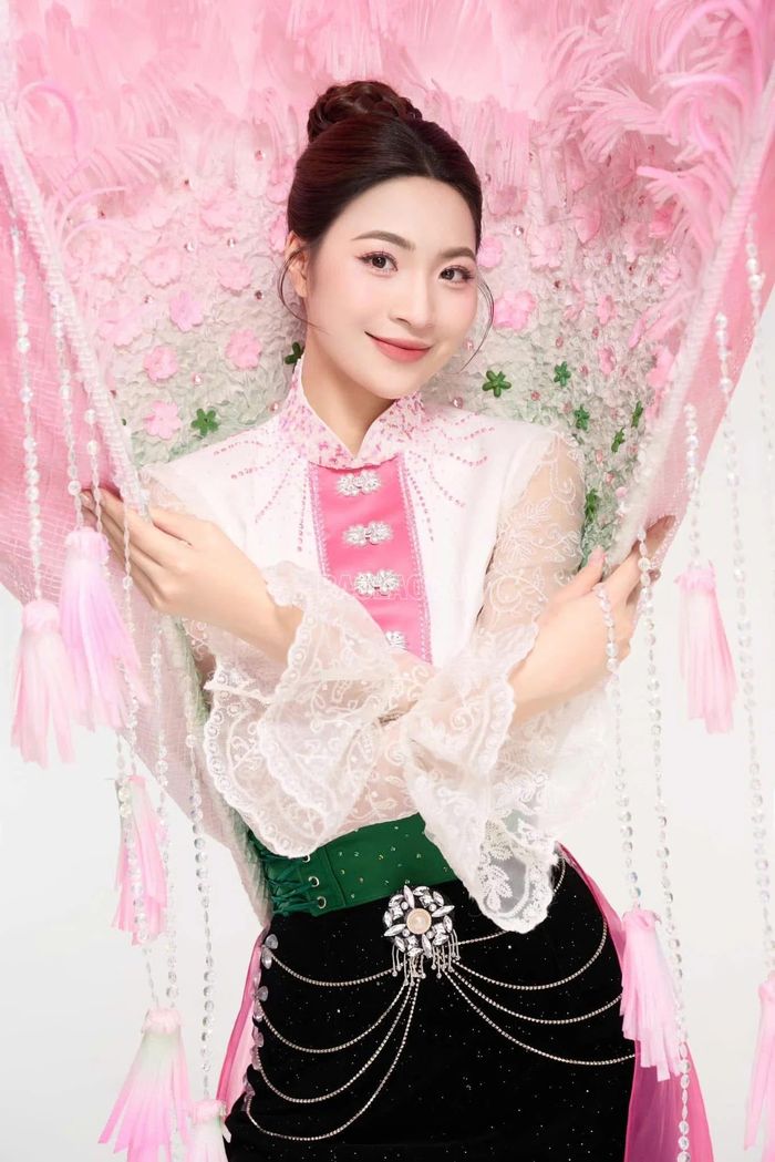 Hoa Hậu Lương Thùy Linh và bộ trang phục do Anh Tuấn thiết kế.