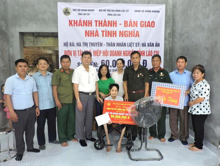 Bà Hà Thị Thuyên xúc động trong ngày về nhà mới.