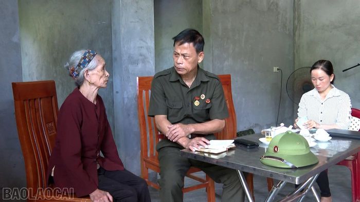 Ông Đồng Quang Hưng - Chủ tịch Hội Hỗ trợ gia đình liệt sĩ tỉnh Lào Cai thăm hỏi thân nhân gia đình liệt sĩ.