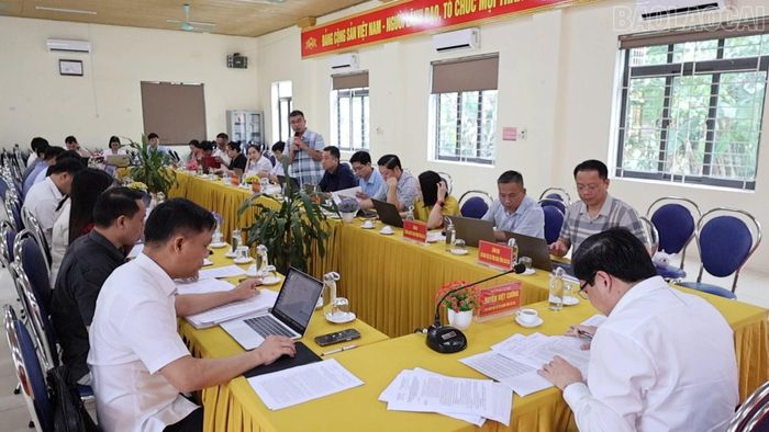 Đại diện xã Lục Yên báo cáo kết quả thực hiện các chương trình mục tiêu quốc gia trên địa bàn.