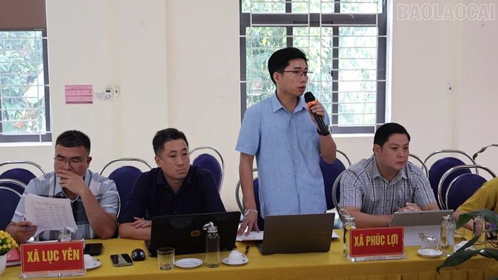 Đại diện xã Phúc Lợi báo cáo kết quả thực hiện các chương trình mục tiêu quốc gia.