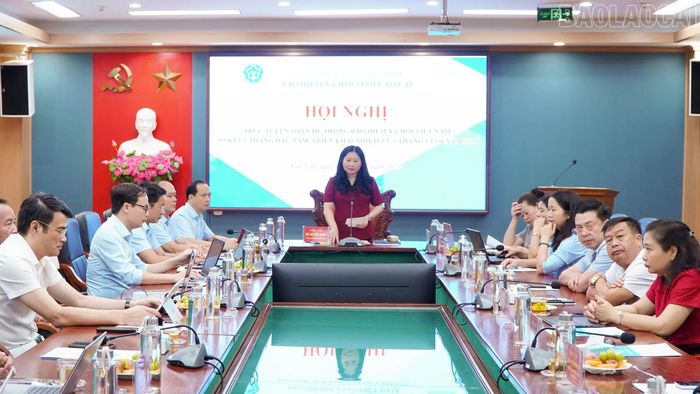 Đồng chí Vũ Thị Hiền Hạnh - Phó Chủ tịch UBND tỉnh chia sẻ nhiều kinh nghiệm hay trong phát triển BHXH, BHYT của tỉnh Lào Cai tại hội nghị.