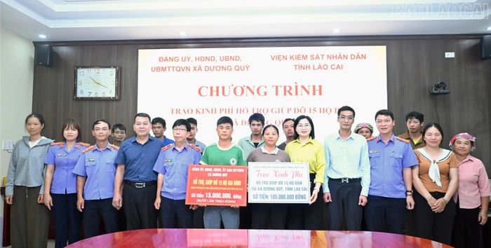 Đảng ủy, HĐND, UBND, Ủy ban MTTQ Việt Nam xã Dương Quỳ trao kinh phí hỗ trợ.