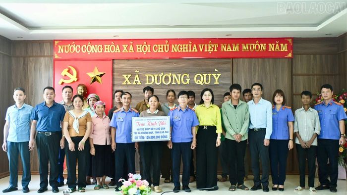 Viện KSND tỉnh Lào Cai trao tặng kinh phí hỗ trợ các hộ dân.