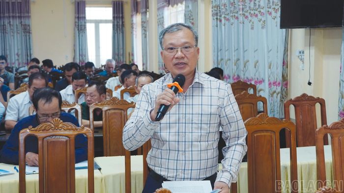 Các cử tri phát biểu ý kiến tại buổi tiếp xúc.