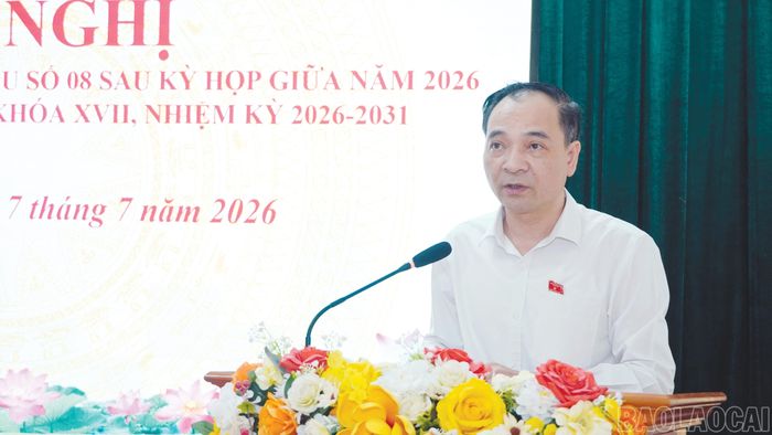 Ông Đặng Duy Hiển - Bí thư Đảng ủy, Chủ tịch HĐND xã Văn Chấn, đại biểu Tổ đại biểu số 8 báo cáo kết quả kỳ họp thứ 3 - HĐND tỉnh Lào Cai, nhiệm kỳ 2026 - 2031.