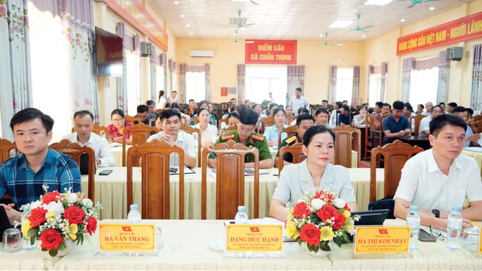 Lãnh đạo xã Chấn Thịnh tham dự hội nghị.