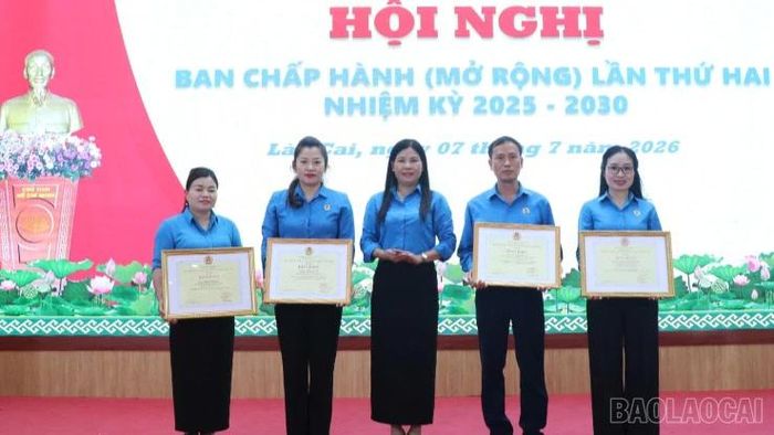  Liên đoàn Lao động tỉnh trao Cờ thi đua, Bằng khen của Tổng LĐLĐ Việt Nam và LĐLĐ tỉnh cho các tập thể, cá nhân. 