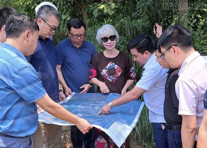 Bà Lương Thị Lợi - Giám đốc Công ty cổ phần công nghiệp Linh Linh cùng đại diện cơ quan chức năng khảo sát thực địa khu dự án.