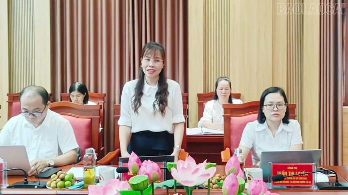 Lãnh đạo Trung tâm Chính trị phường Lào Cai báo cáo kết quả thực hiện quy chế.