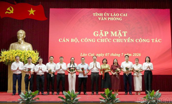Dịp này, Văn phòng Tỉnh ủy gặp mặt, tri ân các đồng chí lãnh đạo, công chức, người lao động đã được Thường trực, Ban Thường vụ Tỉnh ủy ghi nhận, bổ nhiệm giữ chức vụ mới.