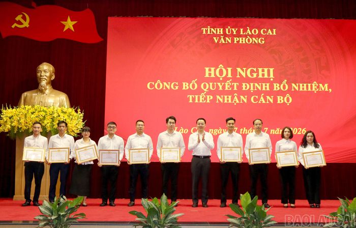 Chánh văn phòng Tỉnh ủy khen thưởng các cá nhân có thành tích xuất sắc trong thực hiện nhiệm vụ 6 tháng đầu năm 2026.